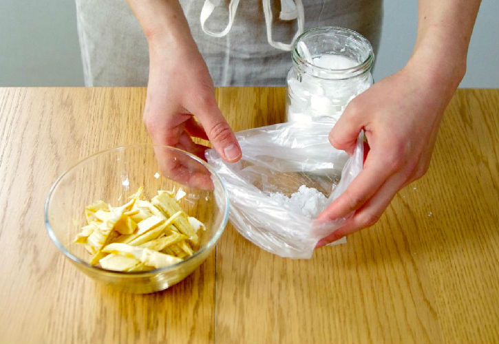 たけのこに片栗粉をまぶす