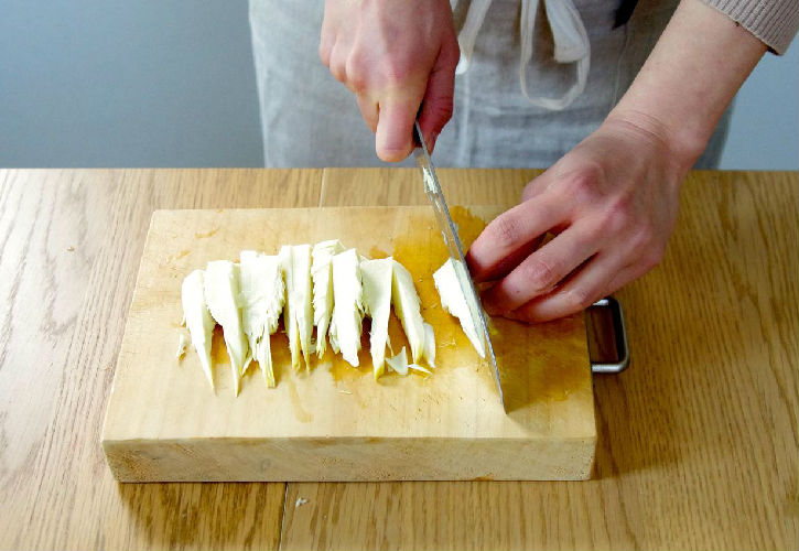 たけのこを切る