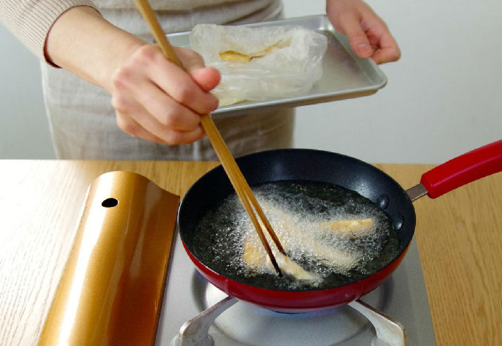 たけのこを揚げる