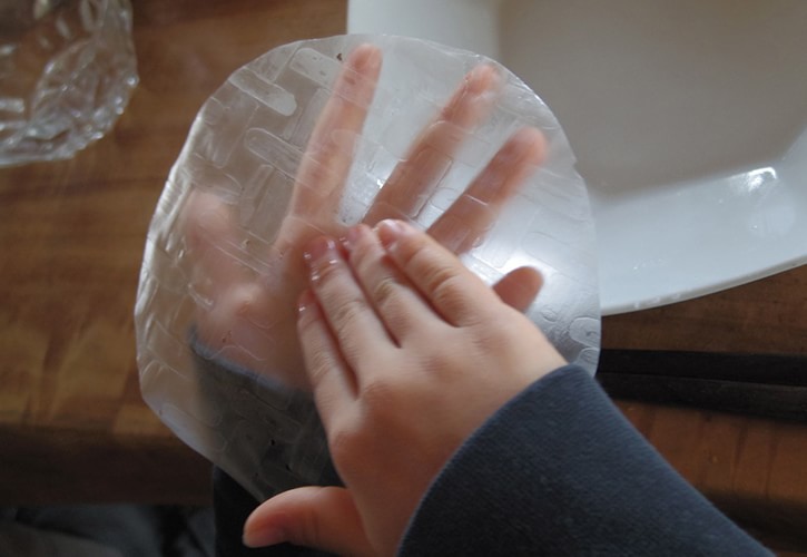 ライスペーパーに水をつけます