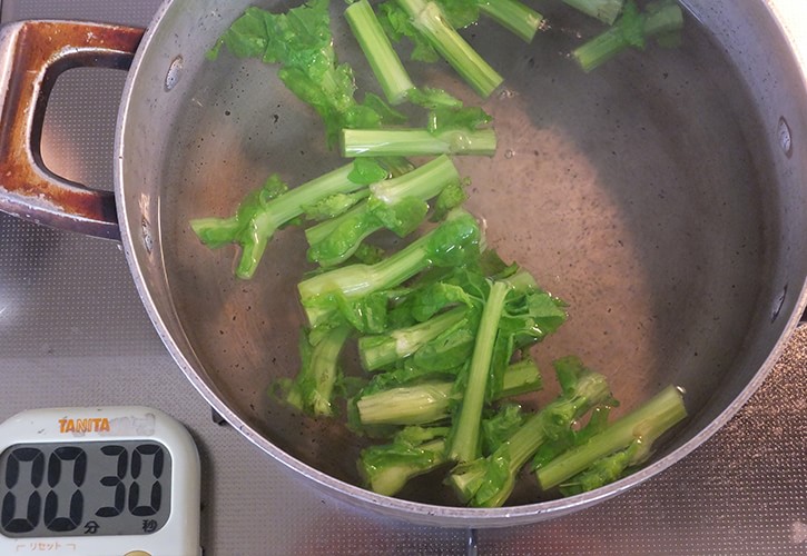 菜の花の軸をゆでる