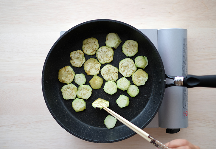 さらにナスを炒める