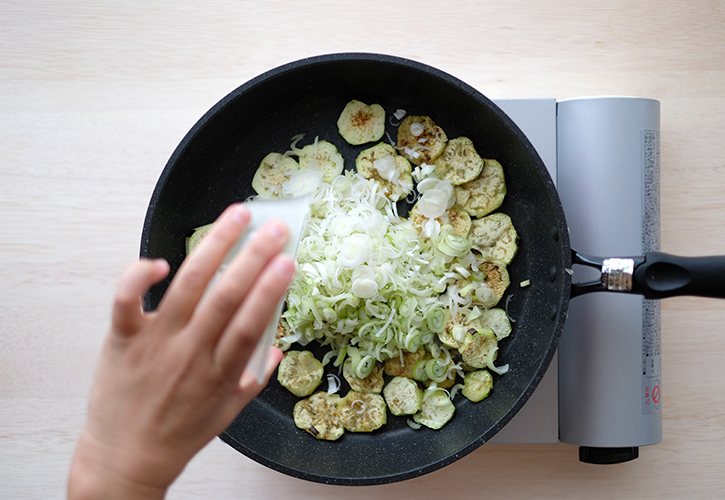 残りの具材を炒める