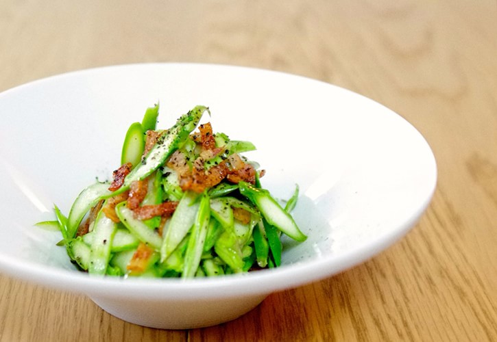 アスパラをサラダで