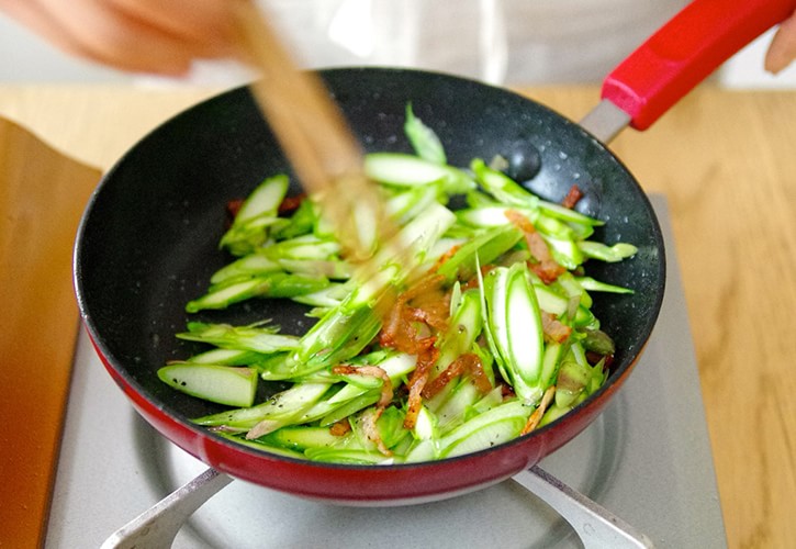 アスパラガスとベーコンの炒め