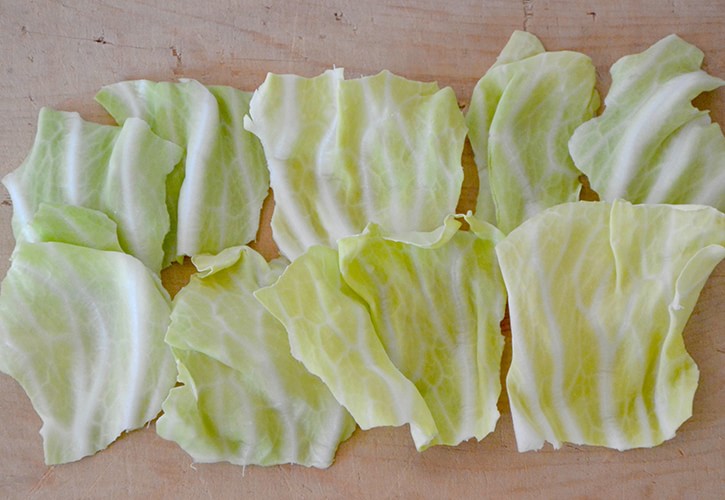 キャベツを手でちぎる