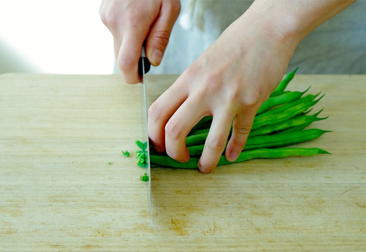 さやいんげんのヘタを切り落とす