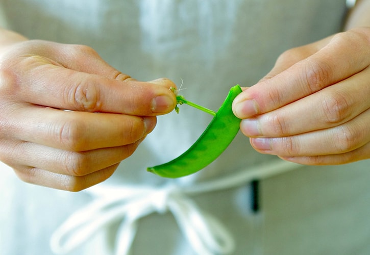 さやえんどうのヘタとスジを取る