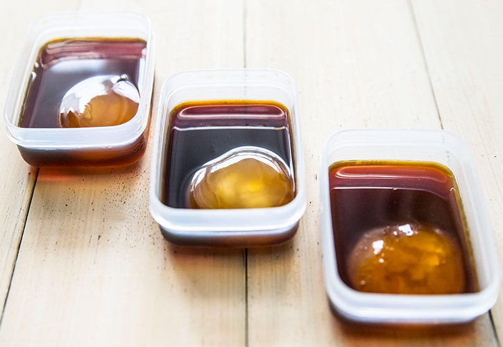 卵の黄身を醤油に漬ける