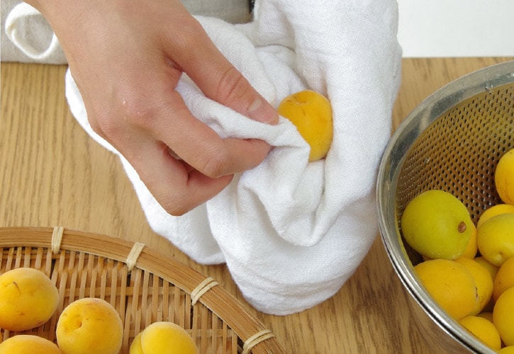 青梅の水気を取る