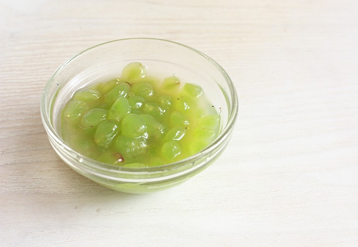 デラウェアの皮を外す