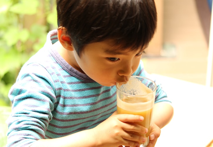 リンゴジュースを飲む
