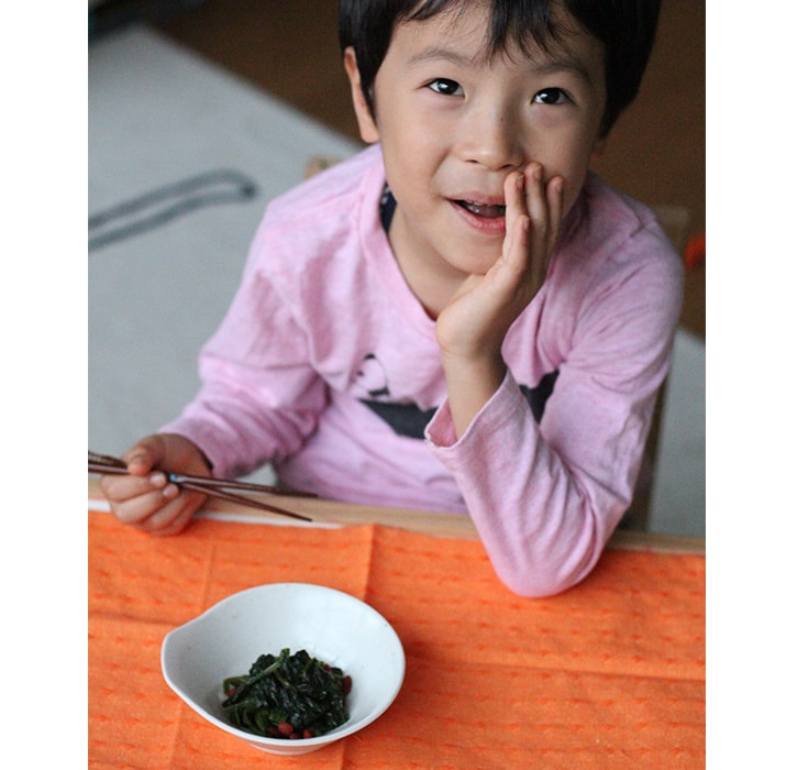 ほうれん草を食べる息子