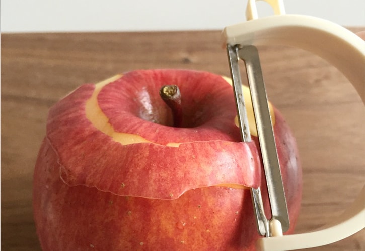 ピーラーを使ってりんごの皮を簡単にむく方法