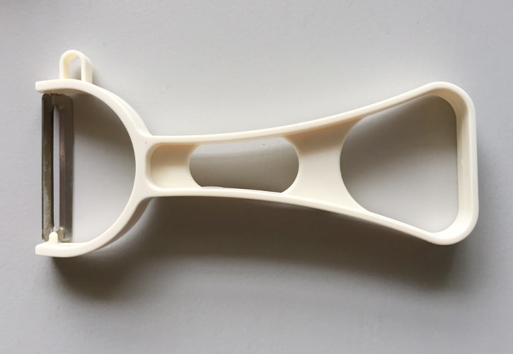 りんごをピーラーで剥く