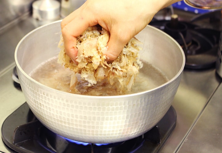 鰹節をなべに入れる