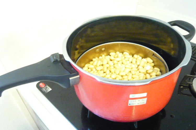 蒸し大豆を蒸らす