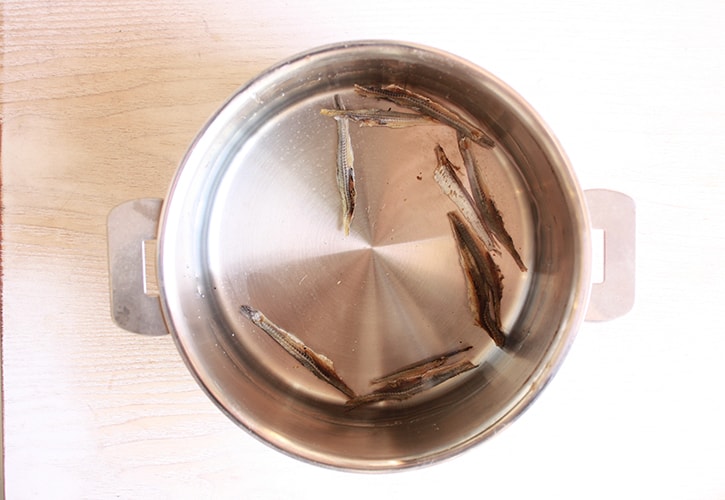 煮干しをゆでる