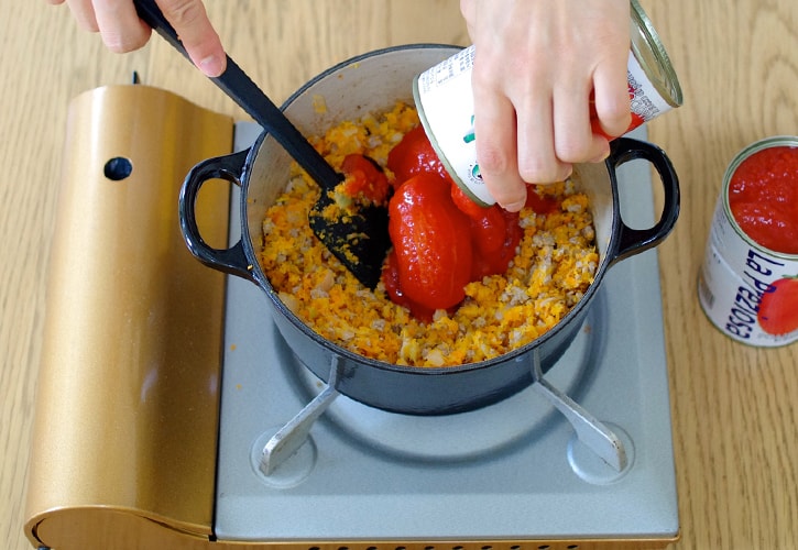 トマトを入れてミートソースの完成