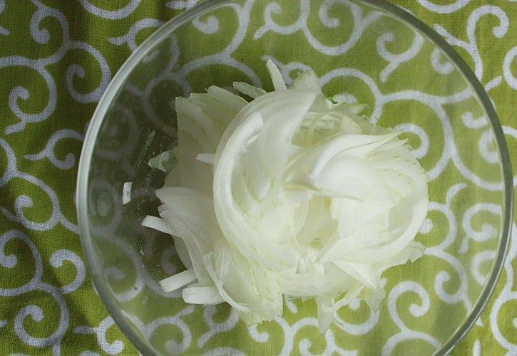 新玉ねぎの水気を切る