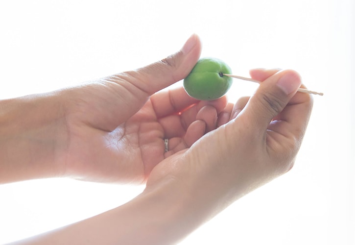 青梅のヘタ取り