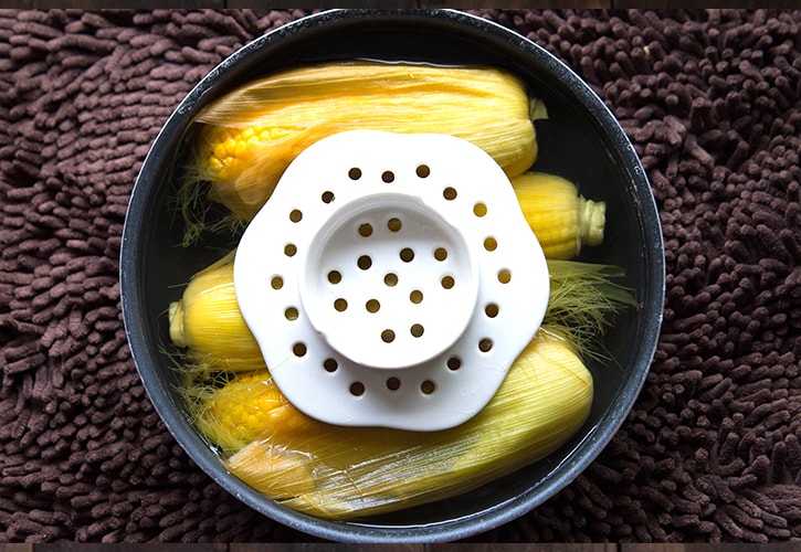 とうもろこしをゆでる