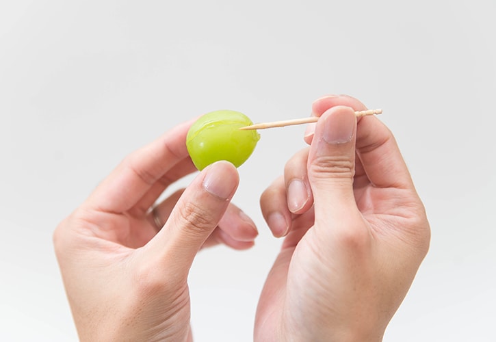 つまようじを使って剥く