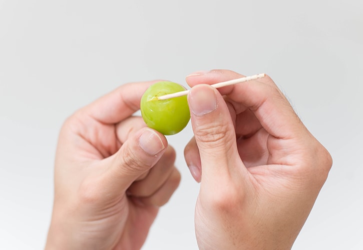 ぶどうの皮をむく