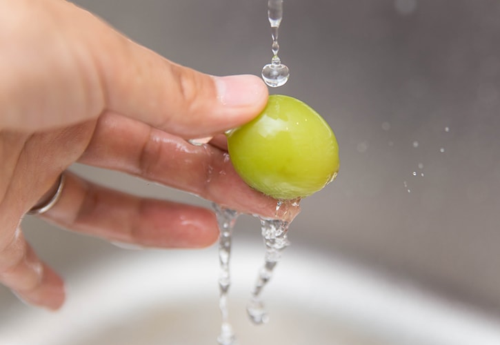 ぶどうを水にさらす