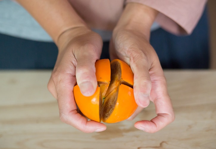 柿を手で４つに割る