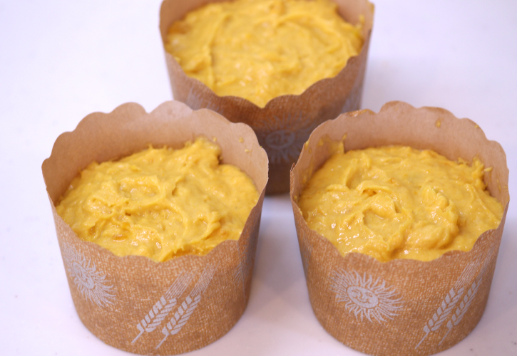 かぼちゃのマフィンを型に入れる