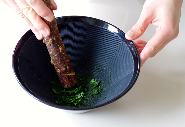 すり鉢に木の芽を入れる