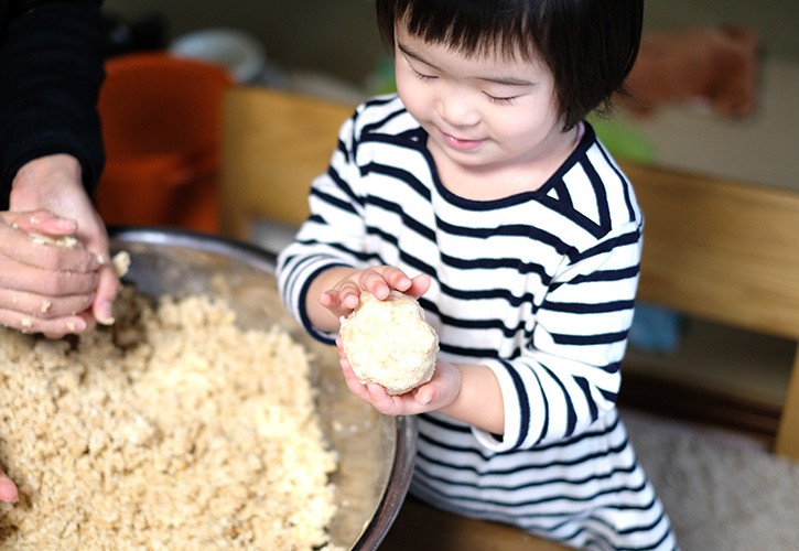子供と味噌を作る