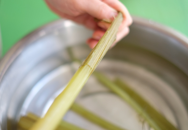 ふきの皮をむく