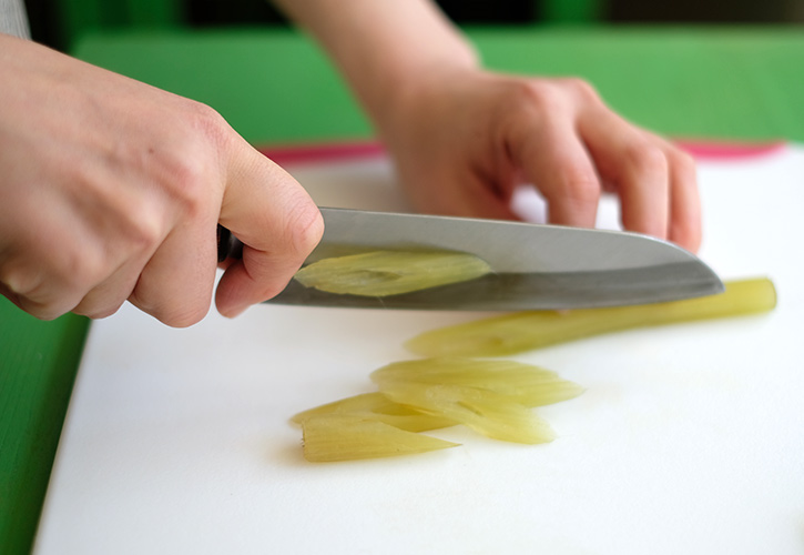 茹でた蕗を切る
