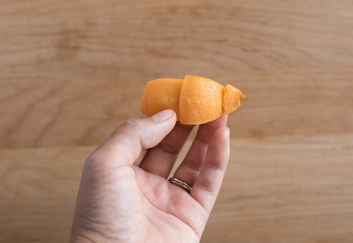 ビワのむきかた