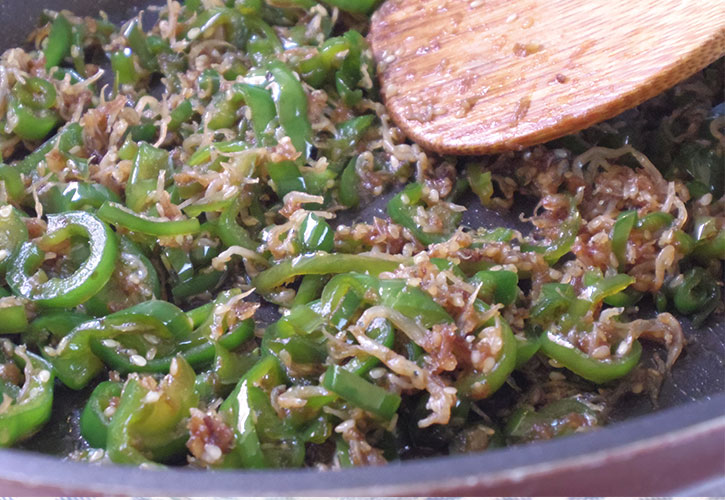 ピーマンを炒める