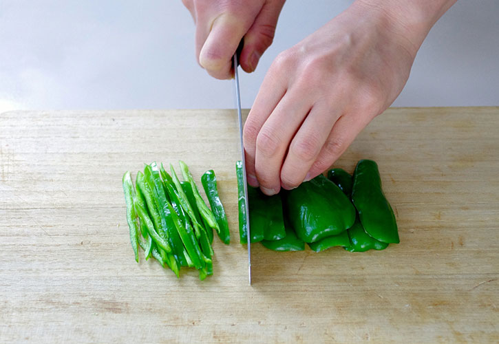 ピーマンを切る
