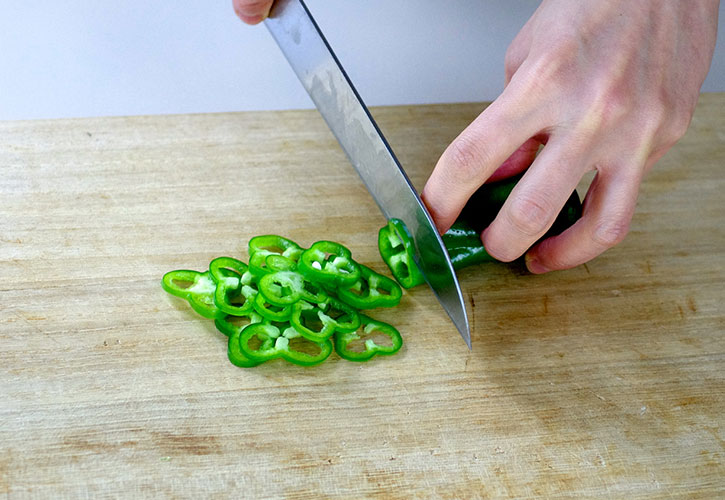 ピーマンのヘタをおしこむ