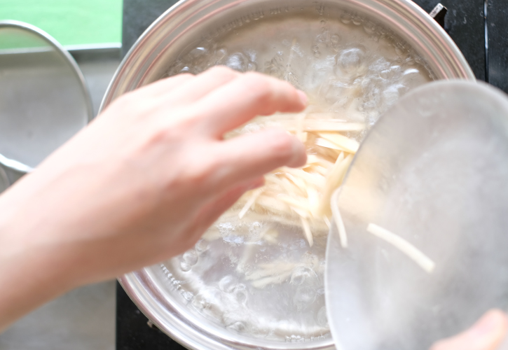 じゃがいもを茹でる