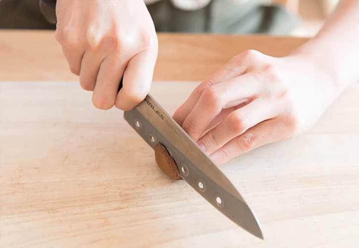 栗のお尻の部分に包丁を入れる