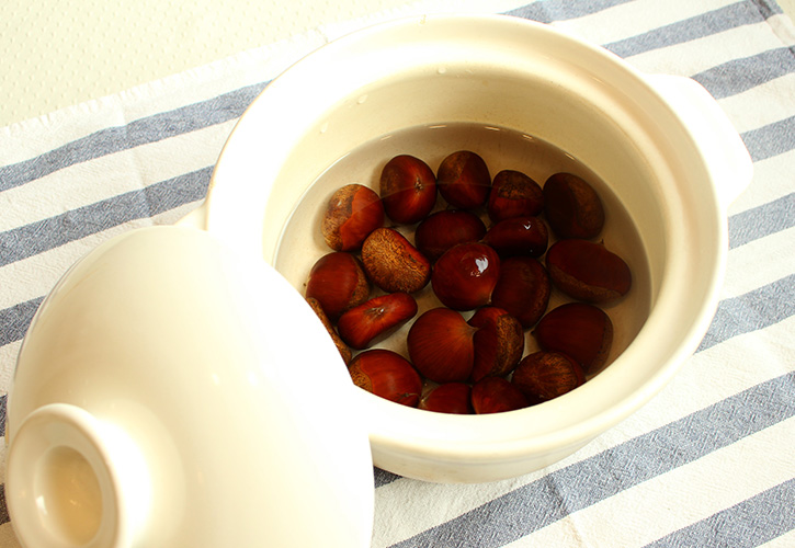 ほっくり甘い 茹で栗 には土鍋が合う