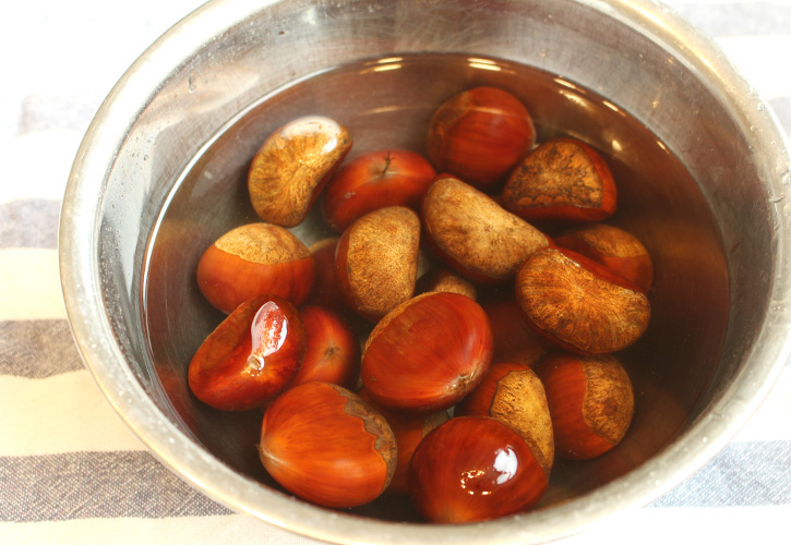 栗を水に浸す