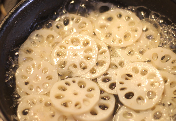 輪切りしたれんこんを煮る