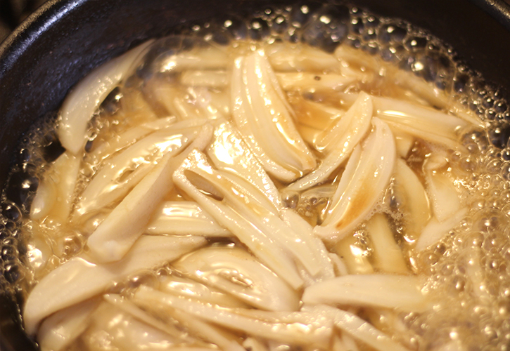 縦切りしたれんこんを煮る