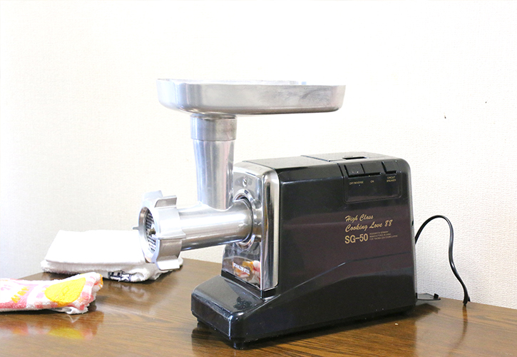 大豆をすりつぶす