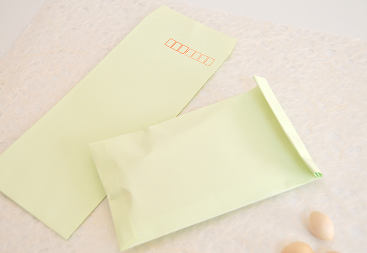 銀杏を封筒に入れる