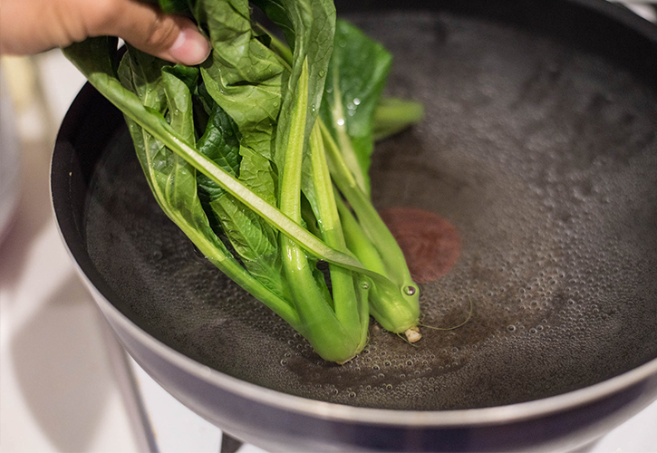 最初に茎を茹でる
