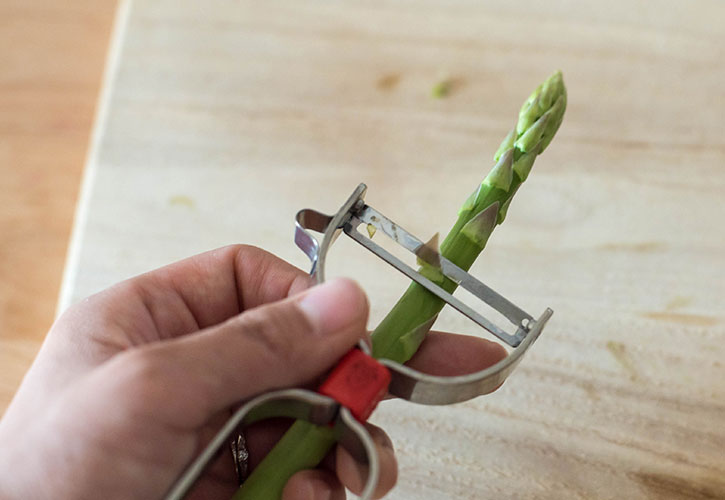 アスパラのがくを取る