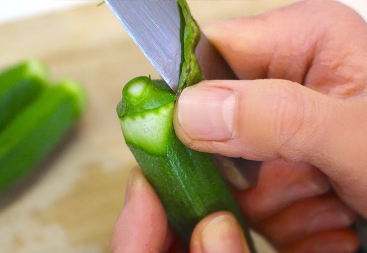オクラの皮をむく